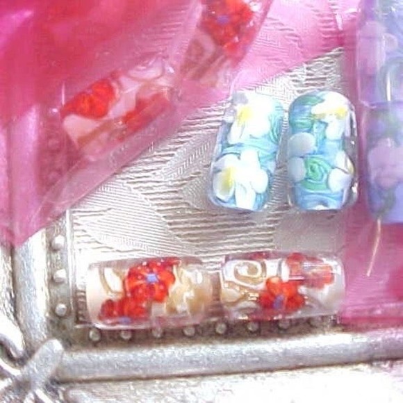 2 Vintage Czech Handmade Glass Lampwork Beads Blue White Daisy Flowers Floral - Picture 2 of 4